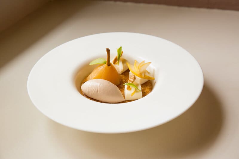 Poire pochée, glace et sablé au caramel