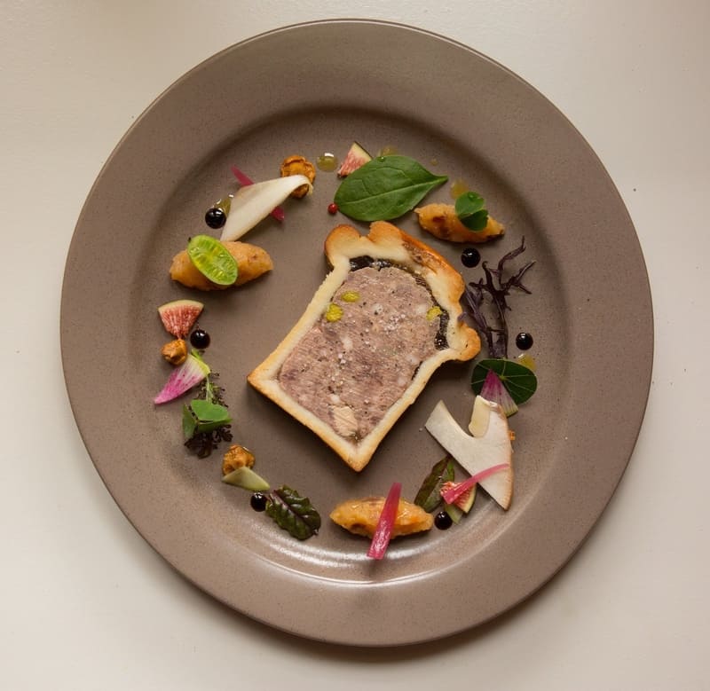 Pâté en croûte, figues, chanterelles et condiments