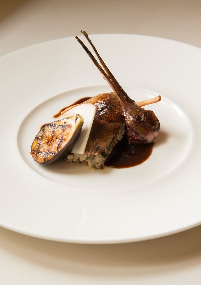 Pigeon rôti, figue grillée et jus corsé