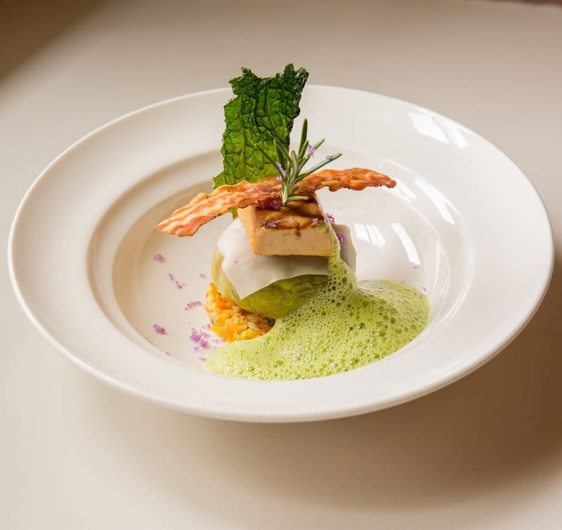 Foie gras poêlé, chou farci et émulsion d'herbes